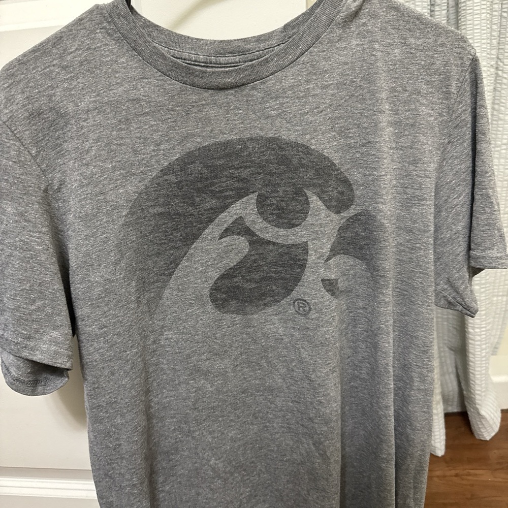 Source Unknown Gray Men's Short Sleeve Tee with Dark Gray Graphic